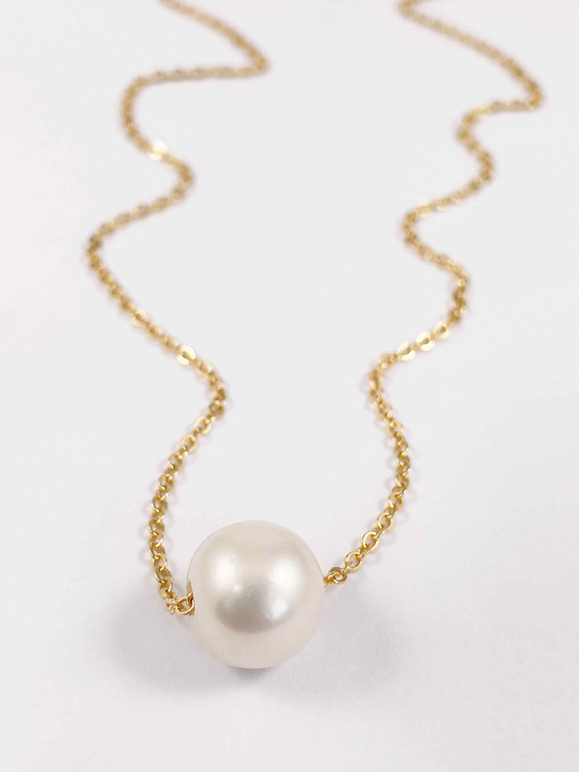 Floating pearl necklace in gold