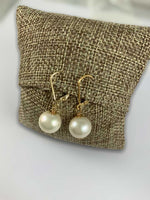 Load image into Gallery viewer, white freshwater pearl earrings 

