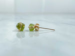 Load image into Gallery viewer, Peridot stud earring in gold 
