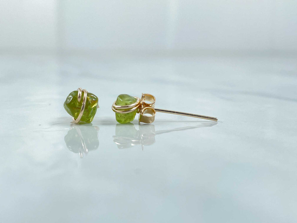 Peridot stud earring in gold 