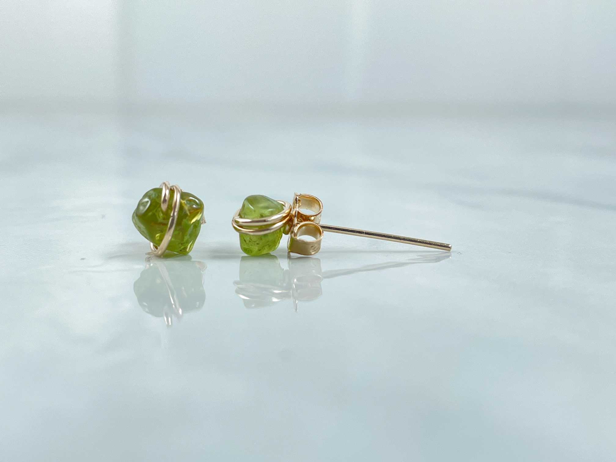 Peridot stud earring in gold 