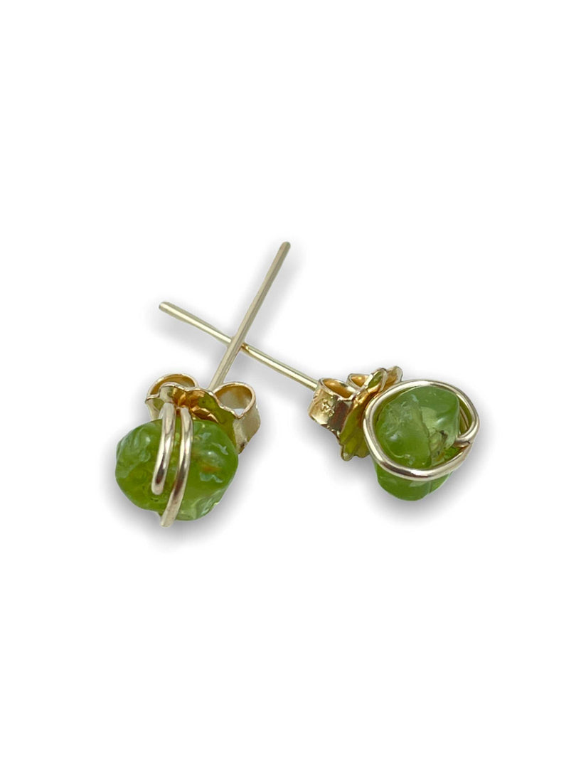 gold peridot stud earrings 