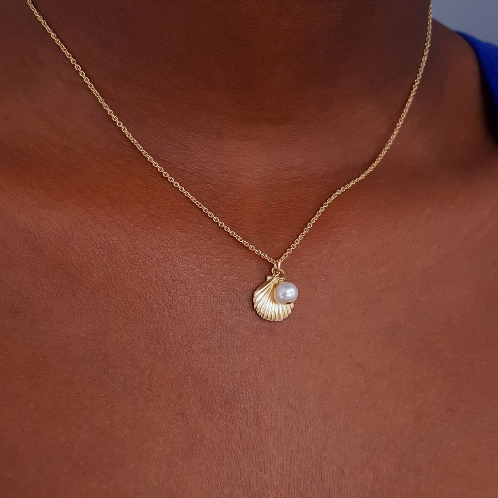 shells pearl necklace in gold 