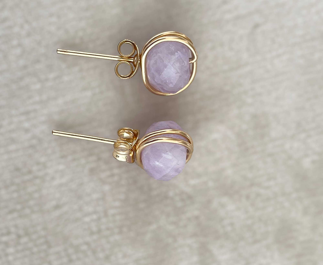 light amethyst stud earrings in gold 