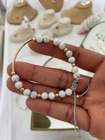 Load image into Gallery viewer, White howlite bracelet in gold 
