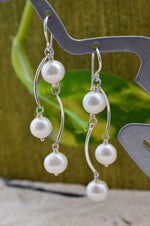 Load image into Gallery viewer, classy pearl earrings 
