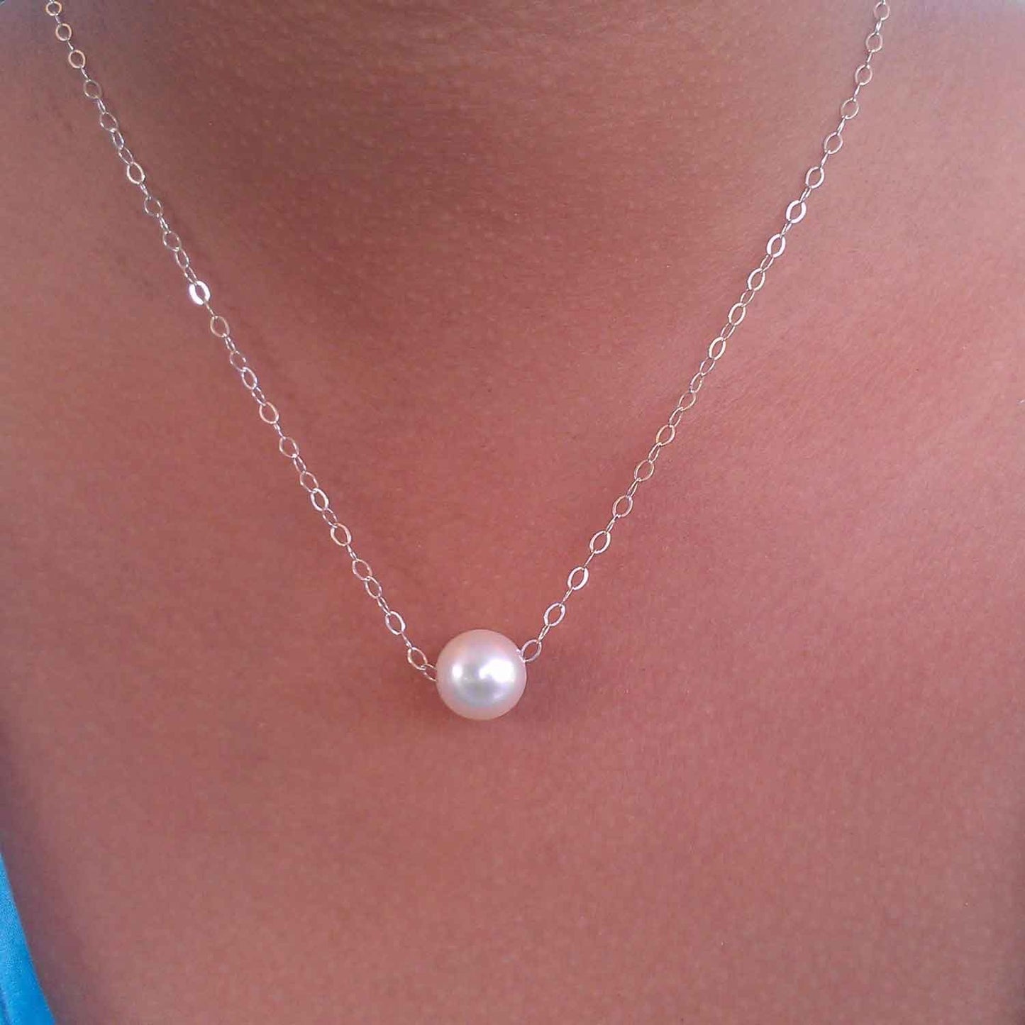 Floating pearl necklace in silver